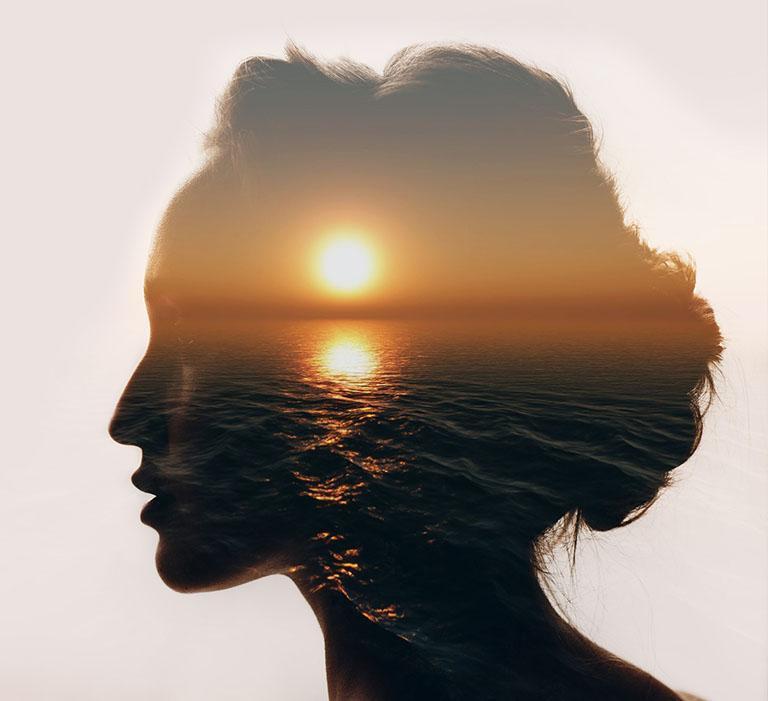 obrazek kobiety i zachodu słońca